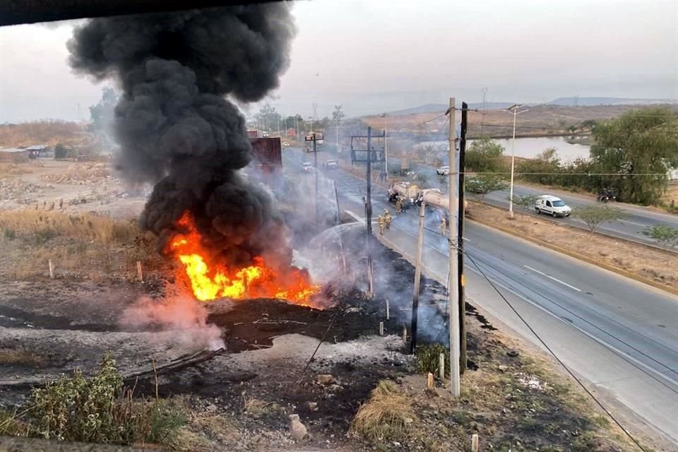 Tras la colisión, uno de los vehículos comenzó a incendiarse en el carril extremo derecho.