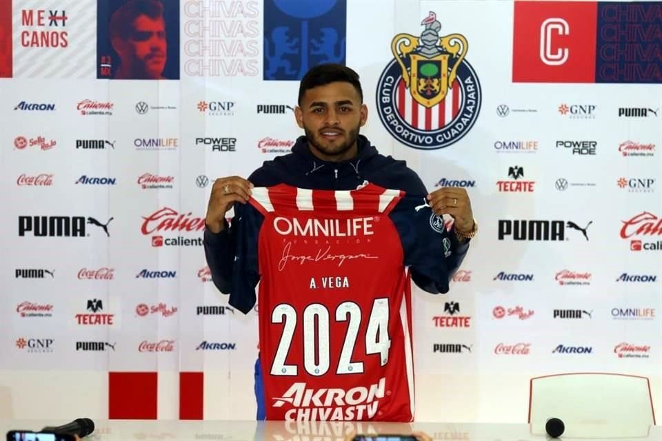 Alexis Vega recibió una playera con el año en que termina el contrato que acaba de renovar.