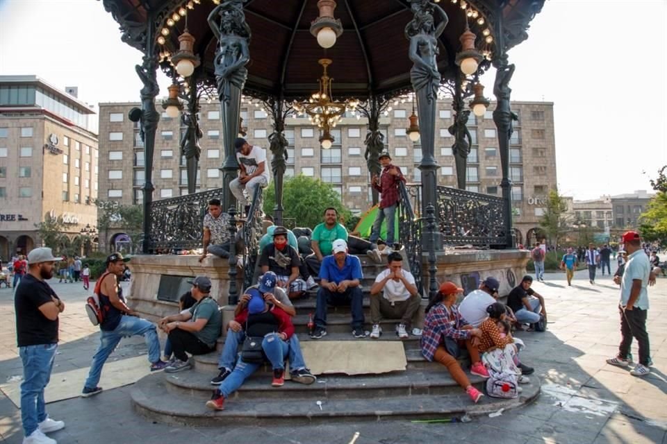Pepenadores del vertedero de Matatlán acampan como protesta en Plaza de Armas, afuera de palacio de Gobierno.
