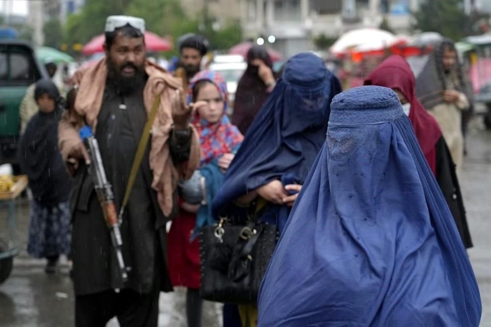 Los talibanes ordenaron a todas las afganas a vestir la burka en público, una prenda que cubre por completo el cuerpo de la mujer.