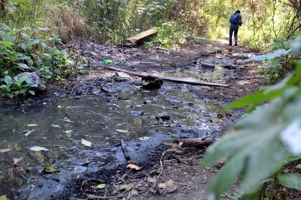 Una fuga de aguas negras en el Coto Santa Luz lleva 6 meses cayendo al Bosque del Nixticuil.