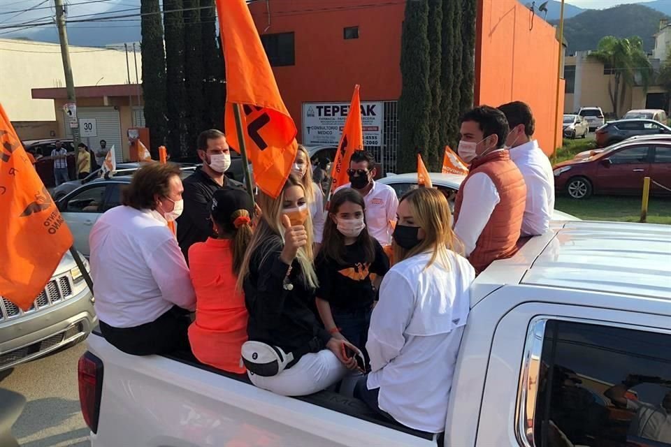 Al frente estuvieron Peggy Pérez, candidata de MC por la Alcaldía de Santiago, acompañada del emecista Samuel García, quien busca la Gubernatura.