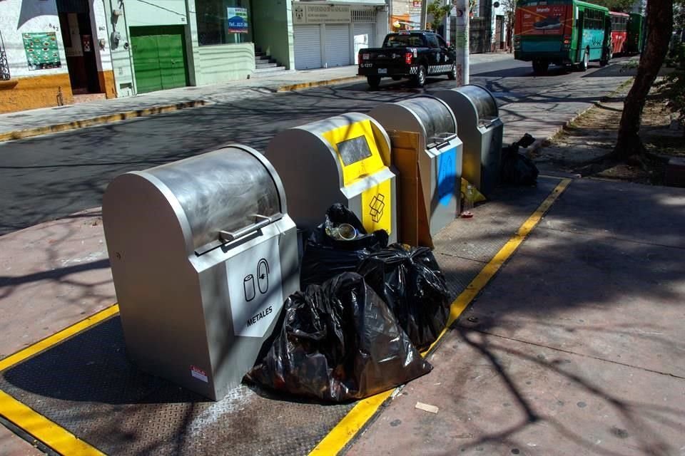 En el Centro, los problemas se centran en la recolección de residuos. En los Puntos Limpios, hay personas que dejan fuera los residuos y pasan días sin que se recojan.