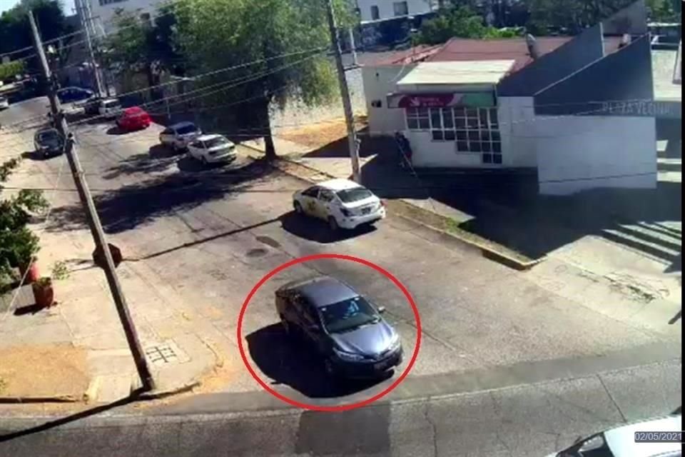 Los ocupantes de una camioneta Honda y un automóvil sedán privaron de su libertad a un oficial tapatío.