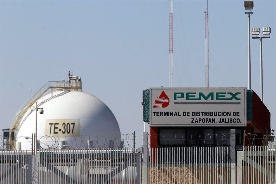 Los barriles que se mantienen en México en lugar de ser exportados debían supuestamente ser procesados por las refinerías de Pemex, que han estado tratando de acelerar la producción de combustible a expensas de las ventas en el extranjero.