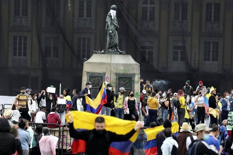 Gente celebra en la Plaza Bolívar tras el retiro de la propuesta de reforma fiscal del Gobierno de Duque.