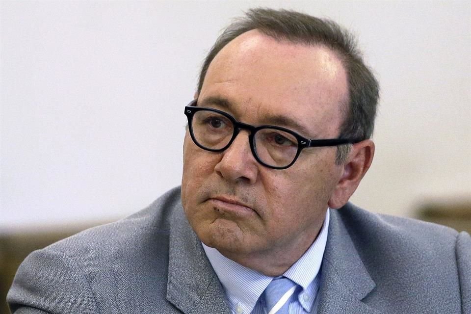 Para proceder con su demanda contra Kevin Spacey, uno de sus acusadores tendrá que abandonar el anonimato por exigencia de un juez.