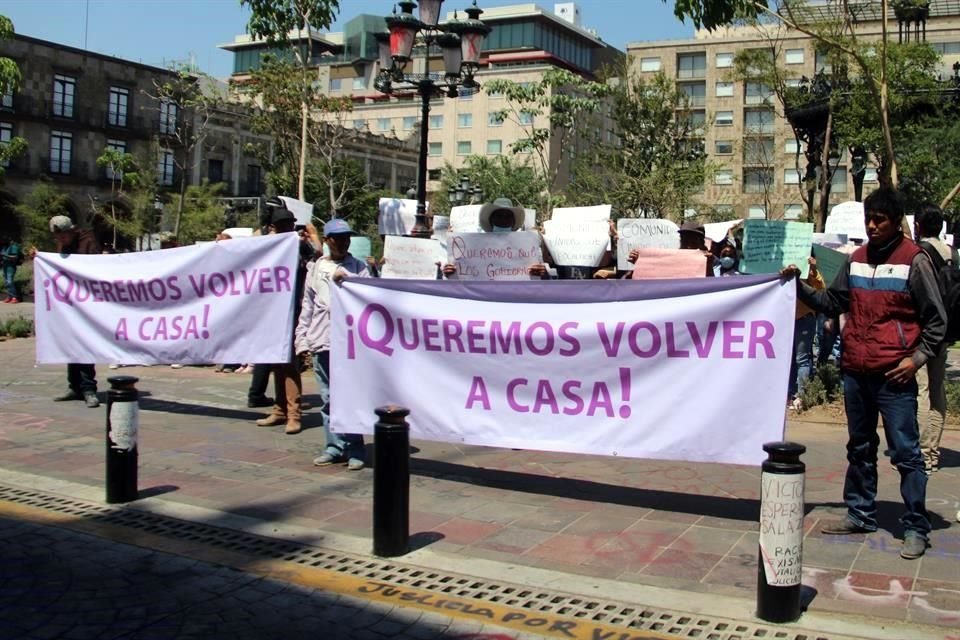 Pobladores desplazados se manifestaron en Palacio de Gobierno para exigir seguridad.