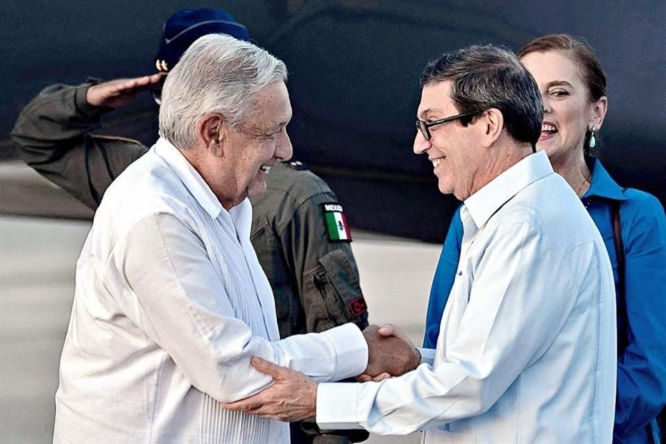 AMLO fue recibido ayer en Cuba con alfombra roja y una ceremonia militar; hoy se le dará la Orden José Martí, en un acto declarado de amistad.