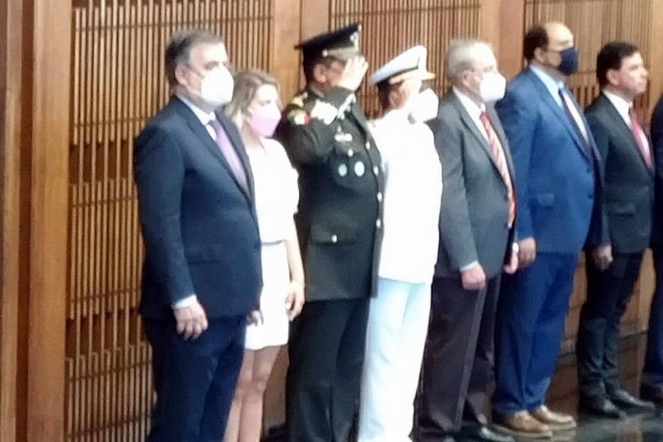 De izquierda a derecha: el Canciller Ebrard, su hija, los titulares de Sedena, Marina y Ssa, el coordinador Lázaro Cárdenas y el vocero Jesús Ramírez.