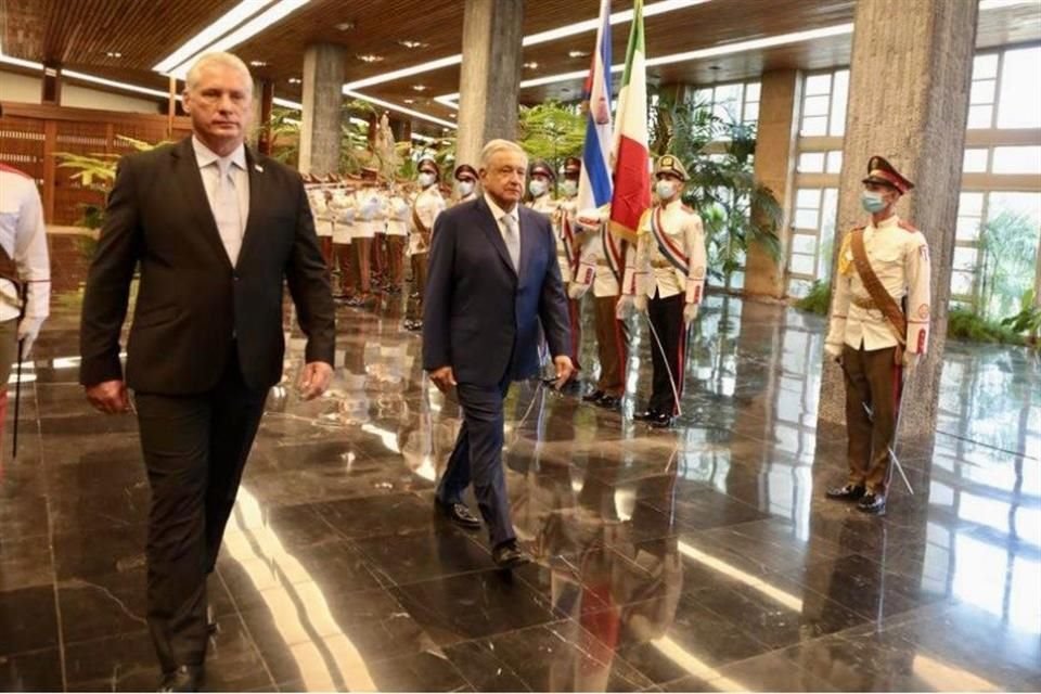 La ceremonia de bienvenida fue breve y sobria, con los protocolarios himnos nacionales y un saludo.
