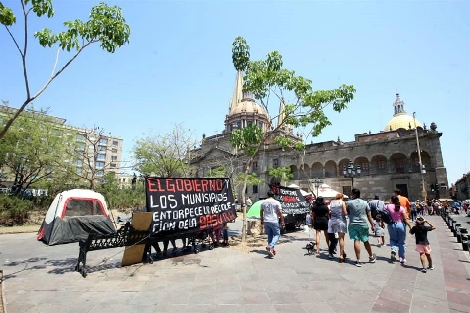 Plantón de pepenadores inconformes por el cierre del vertedero de Matatlán cumple 96 horas y amagan con más protestas ante falta de diálogo.