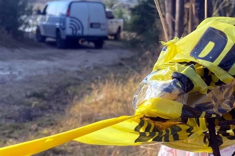 En un automóvil que estaba incendiándose, bomberos de Tonalá hallaron un cadáver calcinado, cerca del Periférico Nuevo.