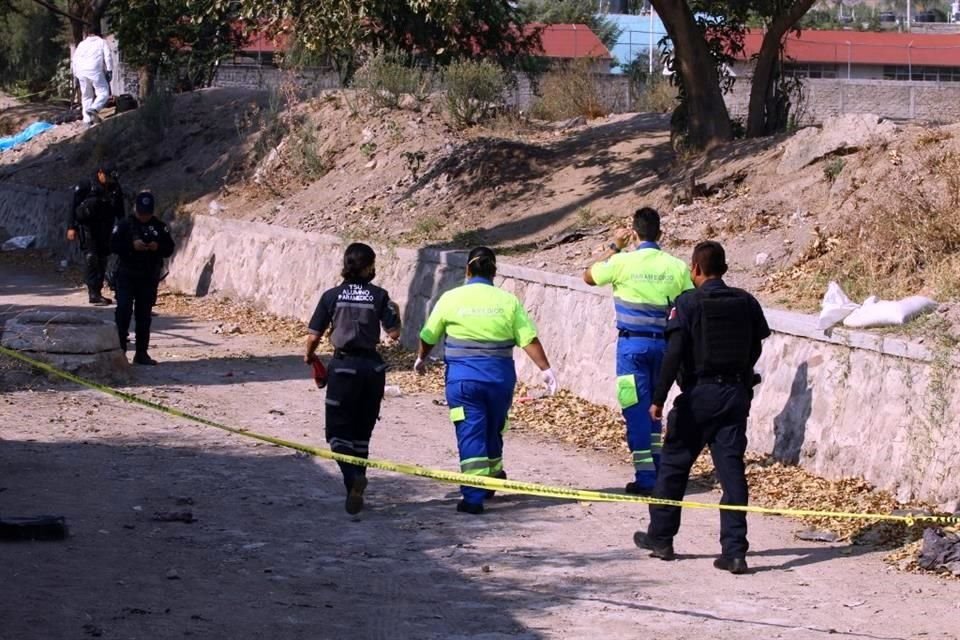 El cadáver de un hombre fue encontrado junto a un árbol en un canal de aguas pluviales, en Tlajomulco.