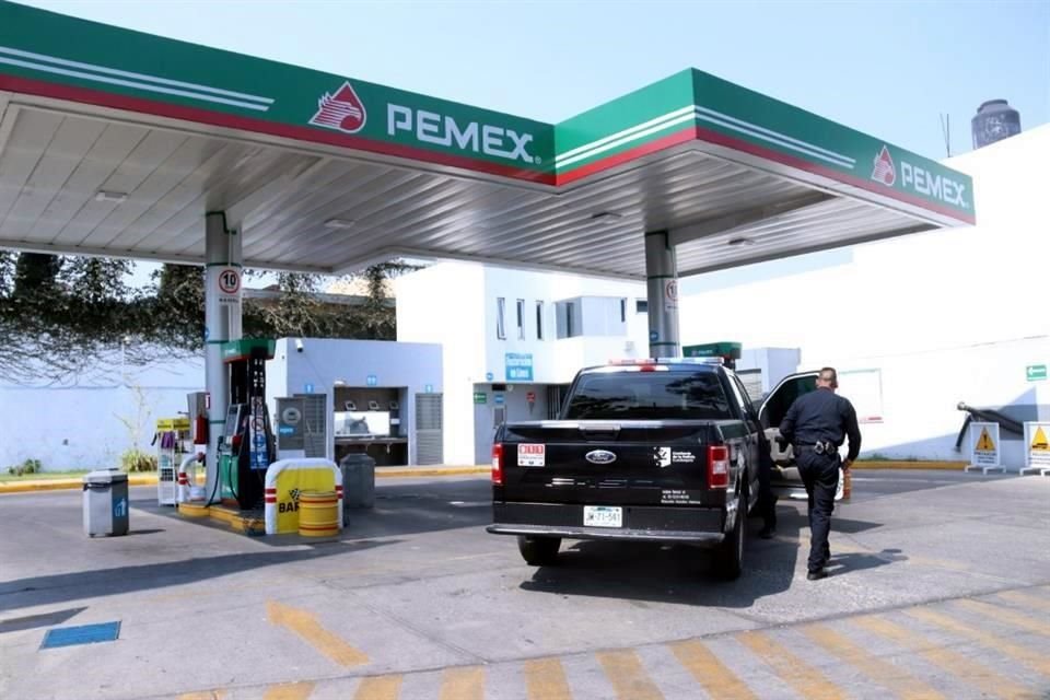 Un joven fue atacado a balazos por dos presuntos ladrones que lo despojaron de dinero en efectivo y huyeron.