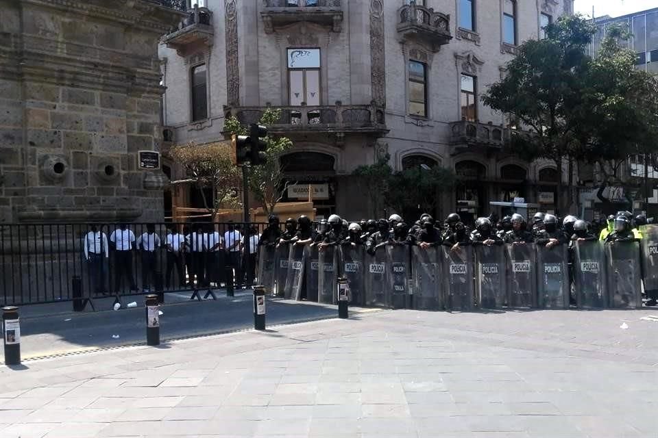 Durante la manifestación, antimotines encapsularon a algunos de los manifestantes.