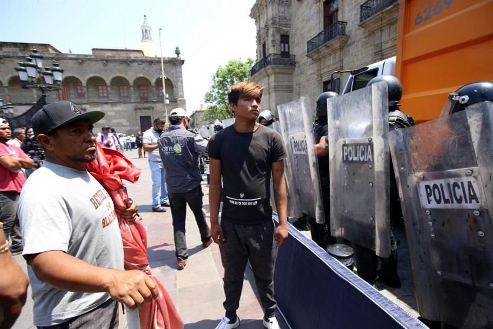 Los manifestantes piden que se libere a las 67 personas que fueron detenidas por policías antimotines.