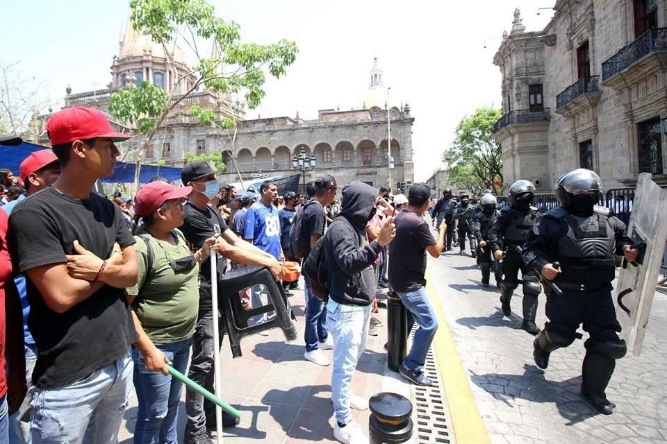 Antimotines detuvieron a 67 pepenadores en la manifestación de hoy.
