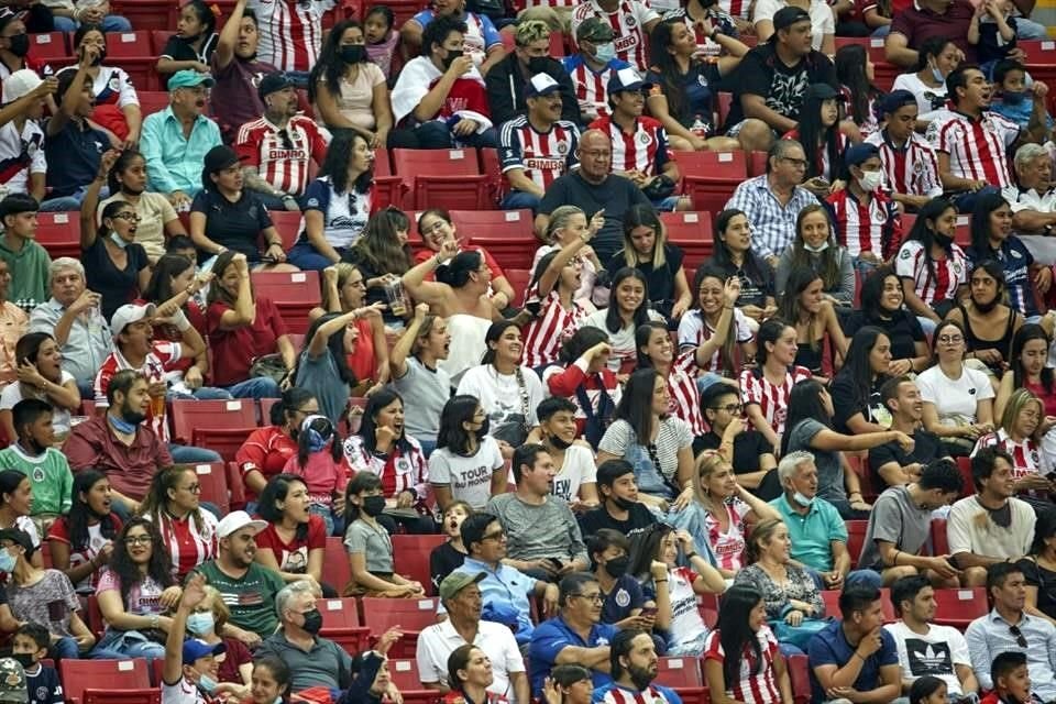 Un gran ambiente se vivió en el Estadio Akron.