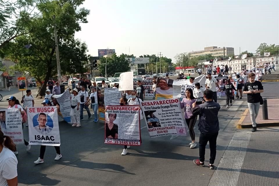 Colectivos Luz de Esperanza y Entre Cielo y Tierra marcharon el día de las madres por el reclamo de encontrar a sus hijos desaparecidos.