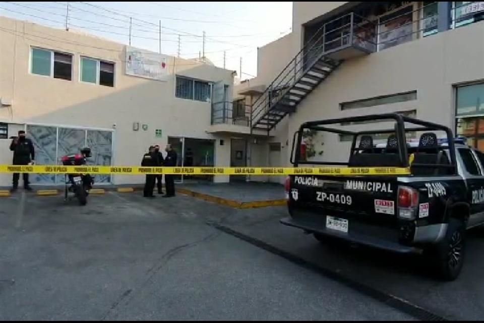 Unidad de la Policía en casa de empeño robada en la Colonia Jardines Universidad, en Zapopan.
