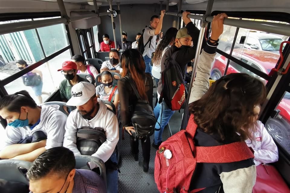 El cubrebocas sí es obligatorio en el transporte público.