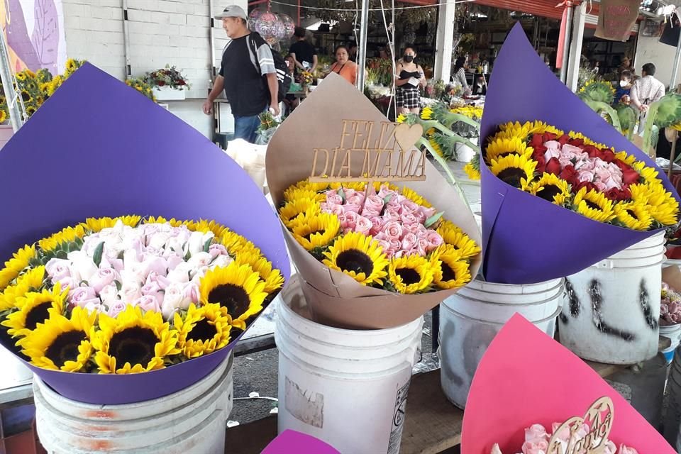 Girasoles y rosas, las flores que más se venden en Guadalajara el Día de las Madres en el Mercado de Mezquitán.