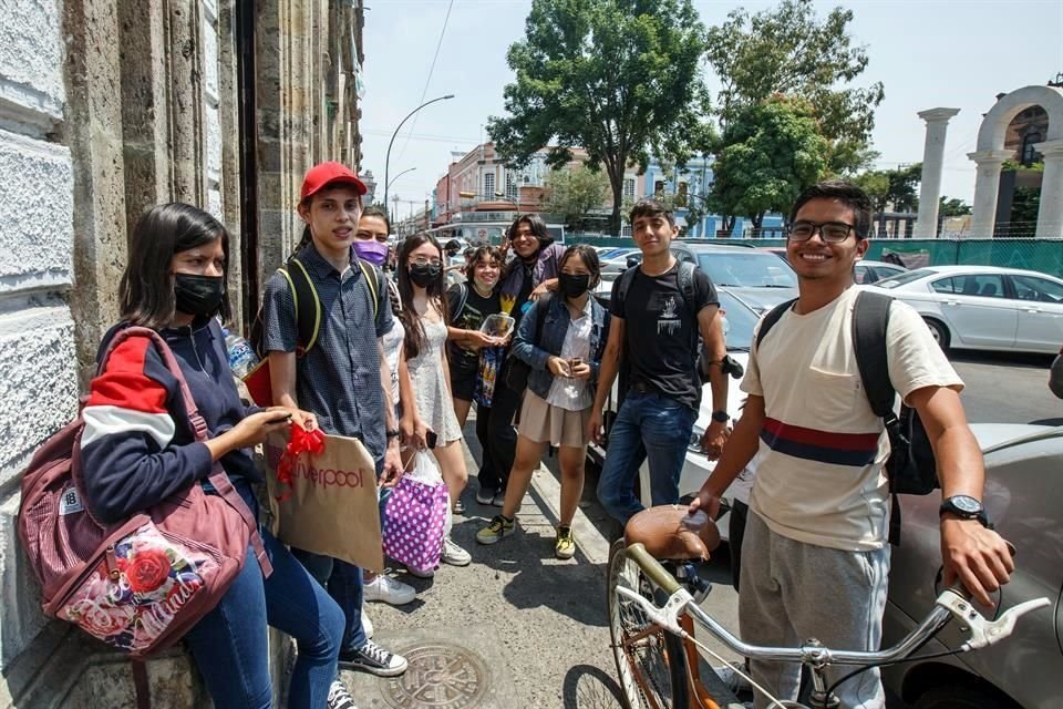 Algunos alumnos de la Preparatoria 1 al salir de clases, en el Centro de Guadalajara, ya abandonaron el uso de la mascarilla.