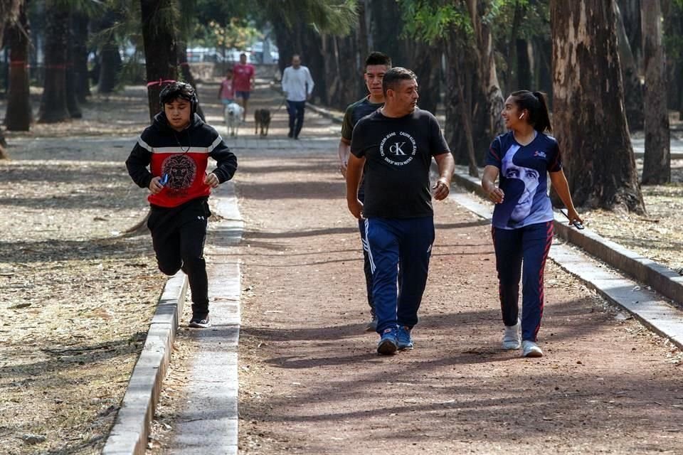 Deportistas hacen ejercicio en el Parque González Gallo sin cubrebocas durante el primer día que se levantó el uso obligatorio.
