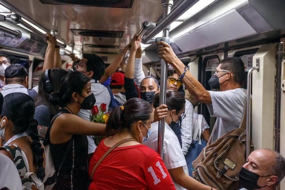 Mientras tanto, usuarios de la Línea 1 del Tren Ligero mantuvieron el uso correcto del cubrebocas. En el transporte público su uso sigue siendo obligatorio.