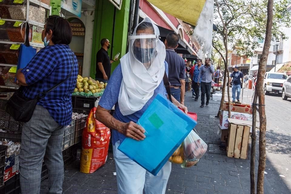 Hay de todo... Pese a que se levantó la obligatoriedad de la mascarilla, hay quien sigue protegiendo su salud incluso con careta, como esta persona que acudió al Mercado Corona.