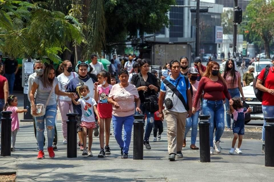 En las zonas más concurridas del Centro, algunos transeúntes optaron por seguir usándolo, ante la dificultad de mantener distancia.