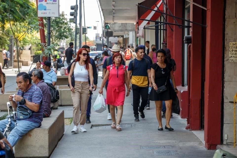 ¡Por fin! Se hizo oficial que el cubrebocas ya no es obligatorio en espacios públicos, y tapatíos literalmente lo mandaron a volar.