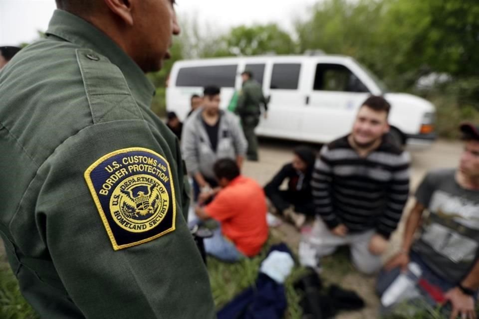 Con el Título 42, los agentes fronterizos pueden expulsar rápidamente a los migrantes que cruzan hacia EU.