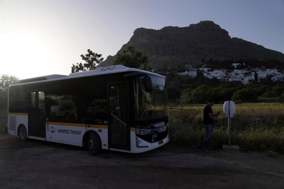 Paneles solares dan energía a los tableros de información de las paradas de autobús.