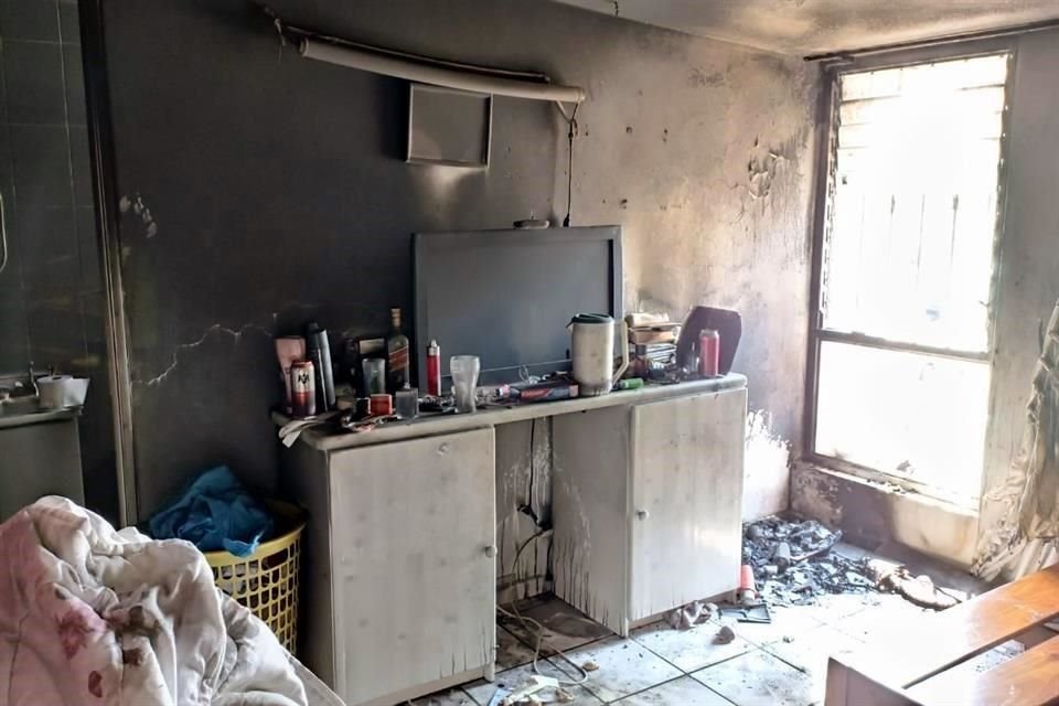 Cuando los rescatistas llegaron no había personas en el interior, por lo que tuvieron que realizar una entrada forzada para combatir las llamas.