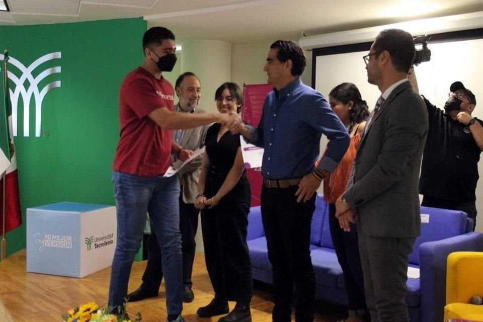 Gobierno de Zapopan entregó 25 becas a estudiantes de carreras en ciencia, tecnología e innovación.