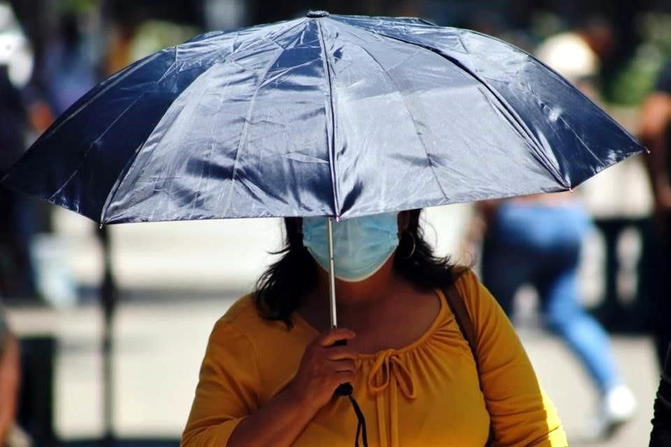 Las personas mantienen el uso del cubrebocas porque les da una sensación de seguridad y siguen preocupados por su salud.
