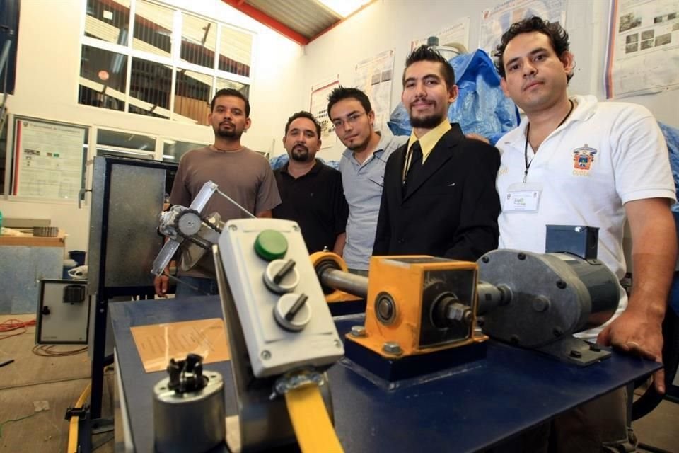 El sector de tecnologías en Jalisco tiene déficit de ingenieros especializados con dominio del inglés; Gobierno y escuelas buscan abatirlo.