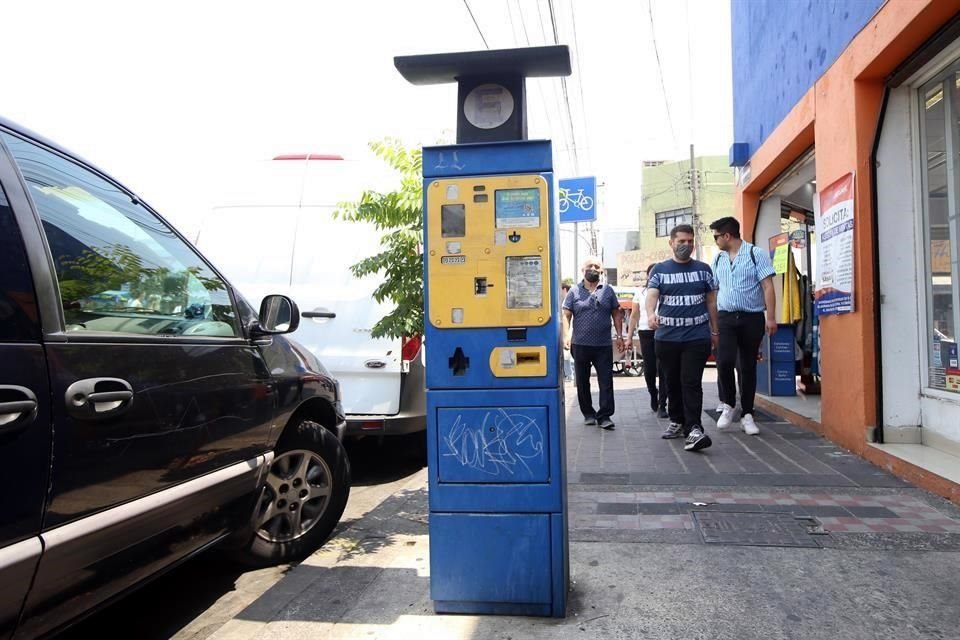 Estas máquinas ya no funcionan, sólo estorban y confunden a algunos automovilistas, quienes depositan dinero.