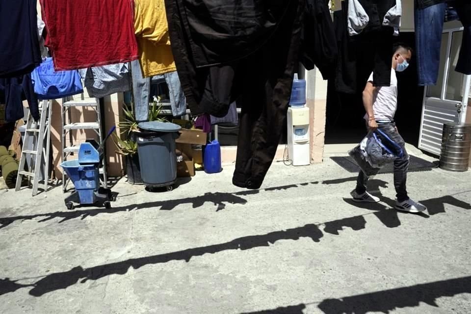Juan, un colombiano, cuelga su ropa para que se seque en un refugio para migrantes en Tijuana.