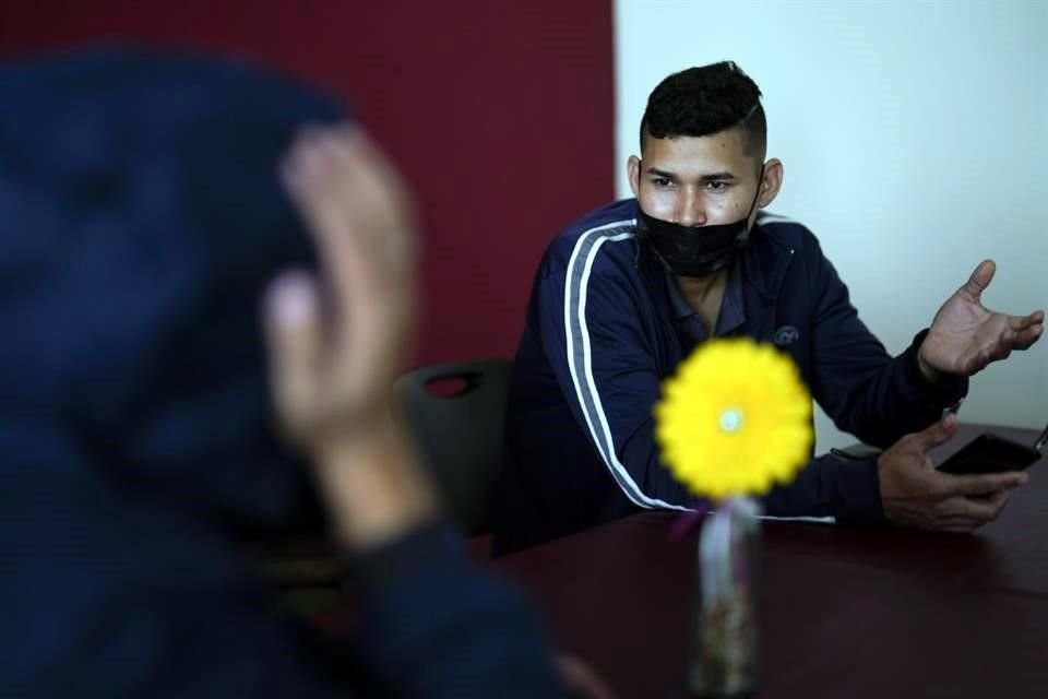 Emil Cárdenas, otro colombiano, espera en un refugio de migrantes en Tijuana.