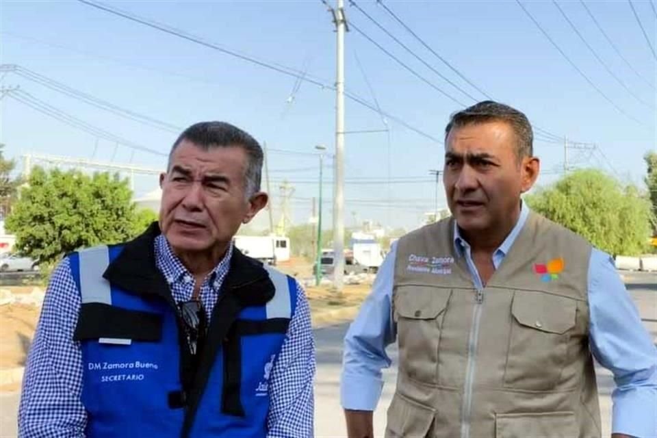 David Zamora Bueno, secretario de Infraestructura y Obra Pública; Salvador Zamora, Alcalde de Tlajomulco; y José María Goya, arquitecto responsable de la Línea 4 del Tren Ligero.