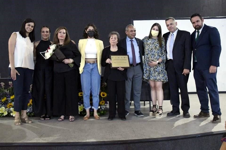 Durante el 75 aniversario del Hospital General de Zapopan, 'El Hospitalito', homenajearon al doctor Salvador García Uvence, fallecido en marzo de este año.