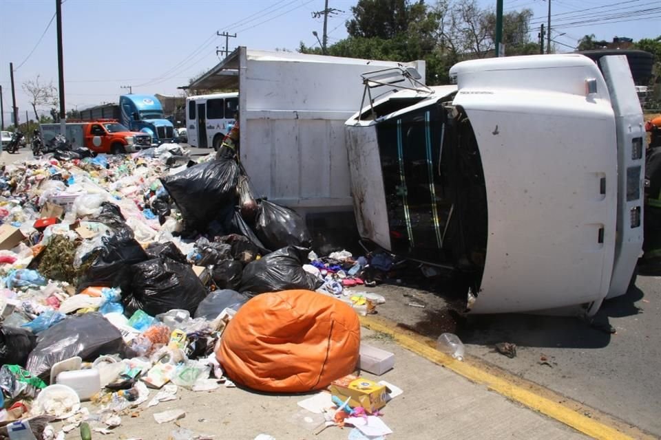 Siete trabajadores recolectores de basura del Ayuntamiento de Tlaquepaque bajaban por la calle Hidalgo cuando el camión se quedó sin frenos.