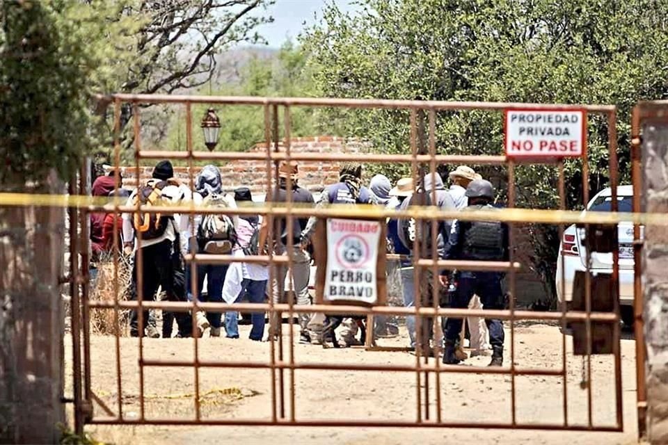 La fosa fue localizada a finales de abril en una finca situada entre Hacienda Arriba y Comanja de Corona, en los límites de Guajajuato y Jalisco.