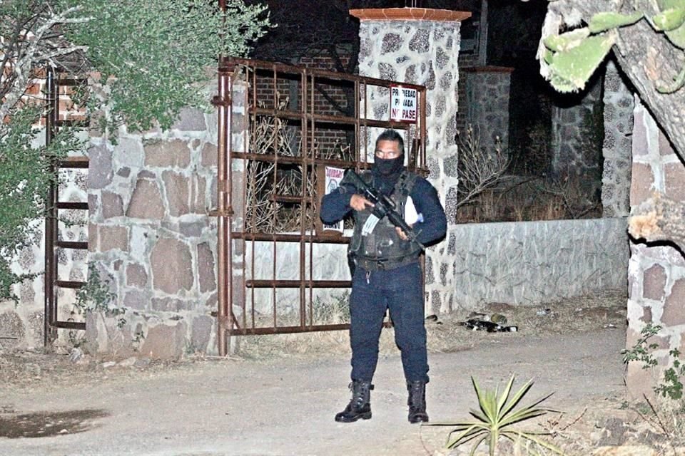 Elementos policiacos resguardaron durante varios días la zona en la que trabajaron colectivos de búsqueda.