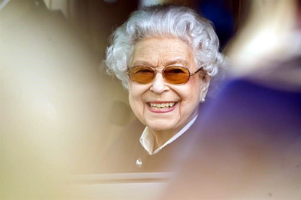 Con una sonrisa posó para algunos asistentes, desde su llegada en su auto.