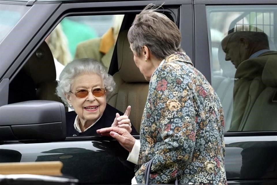 La Reina accedió a platicar con algunos asistentes.