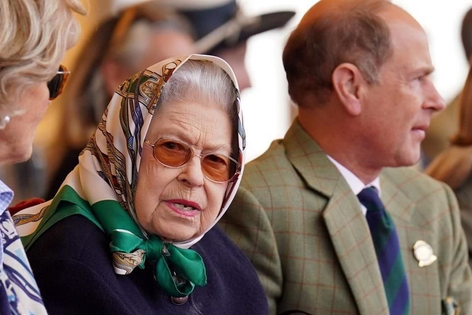 La Reina Isabel II de Gran Bretaña se une al Príncipe Eduardo, conde de Wessex, mientras se sientan en el Palco Real en el Royal Windsor Horse Show.